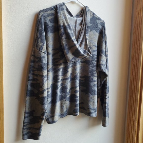 Gaze Camouflaged Cropped Fleece Hooded Sweatshirt - Picture 8 of 11